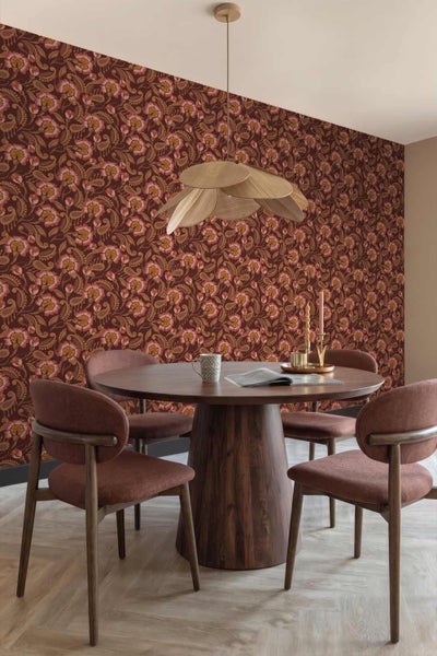 Tapete mit floralem Muster in einem Esszimmer mit rundem Holztisch, gepolsterten Stühlen und hölzerner Hängeleuchte.