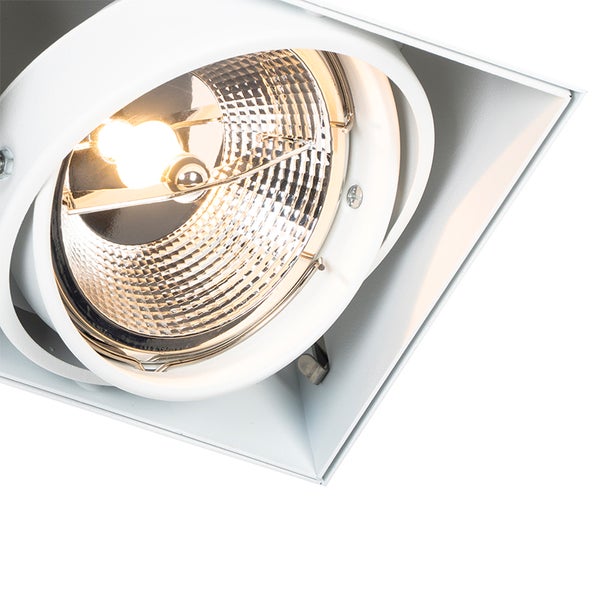 Weißer quadratischer Einbaustrahler mit schwenkbarem, strukturiertem Reflektor.