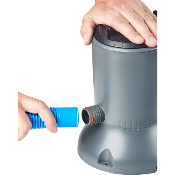 Eine Person montiert einen blauen Schlauch an den seitlichen Anschluss einer grauen Poolfilterpumpe.