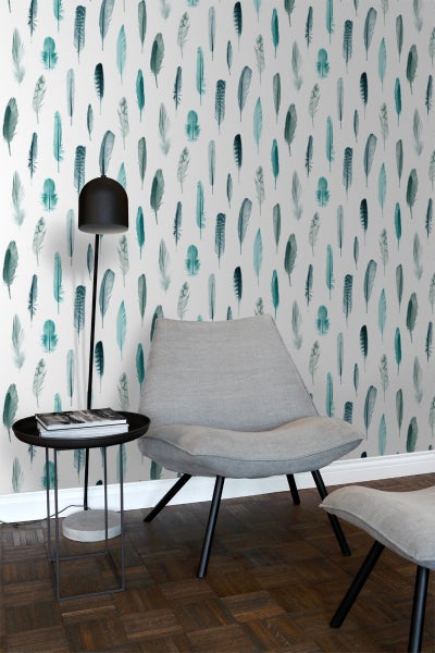 Wohnraum mit Tapete mit Federmotiv, Sessel und Stehlampe