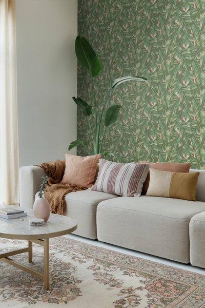 Helles Wohnzimmer mit Sofa, Couchtisch und Tapete mit Blattmuster