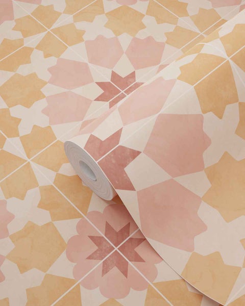 Vliestapete mit geometrischem Mosaikmuster im orientalischen Stil, eine teilweise ausgerollte Rolle.