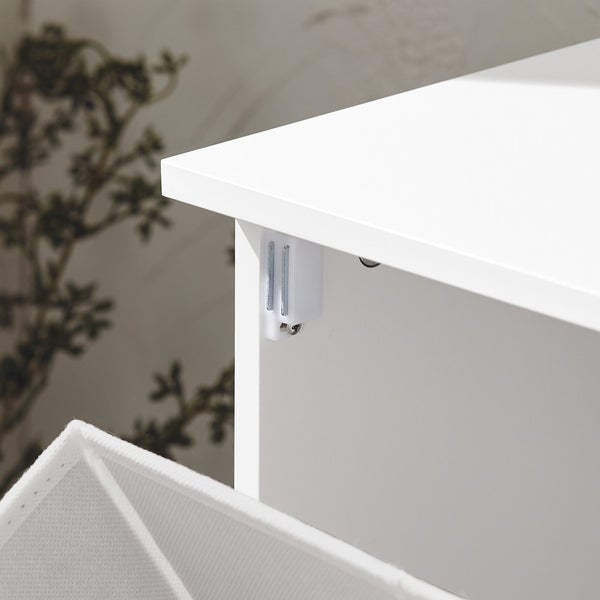 Detailansicht eines weißen Möbelstücks mit Magnetverschluss