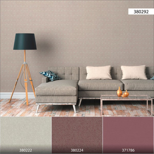 Wohnzimmer mit gemusterter Tapete, Sofa und Stehlampe