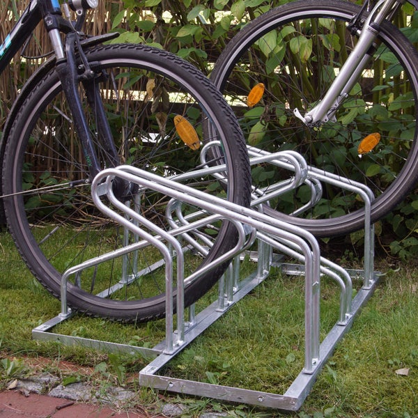 Fahrradständer mit Fahrrädern im Freien