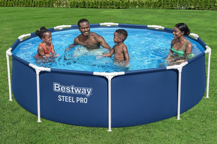 Bestway Steel Pro Aufstellpool in einem Garten. Eine Familie spielt im runden Schwimmbecken mit Stahlrahmen auf einer Rasenfläche.