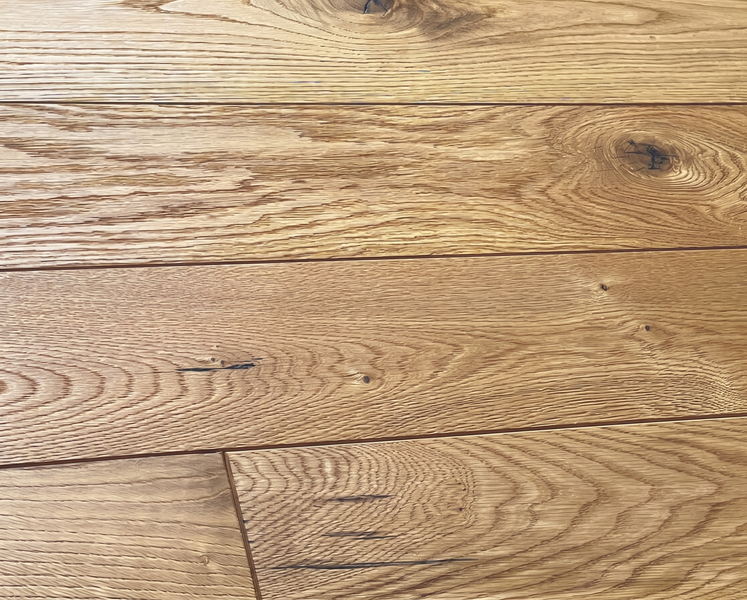 Moderner Essbereich mit hellem Bodenbelag in Holzoptik, großem Esstisch aus Holz und weißen Designerstühlen.