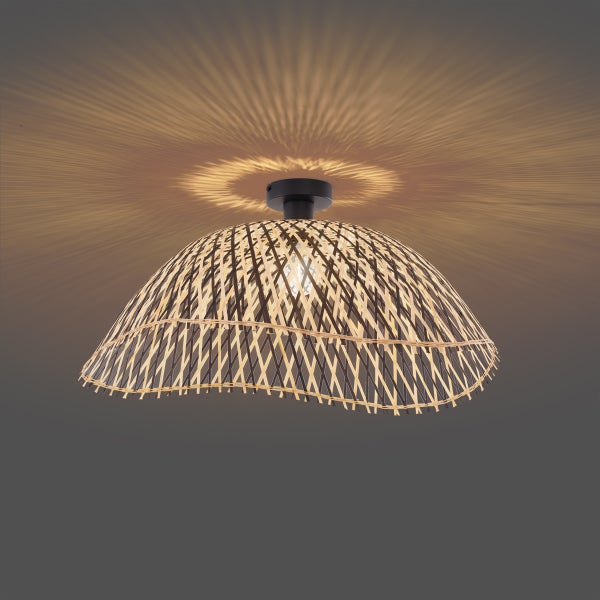 Deckenleuchte aus Bambusgeflecht mit einem dekorativen Lichtmuster an der Decke.