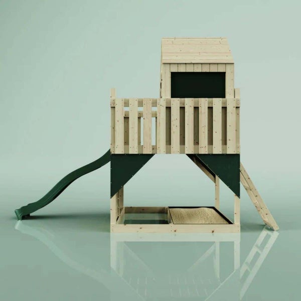Spielhaus aus Holz mit Rutsche, Leiter, Balkon und integriertem Sandkasten im unteren Bereich.