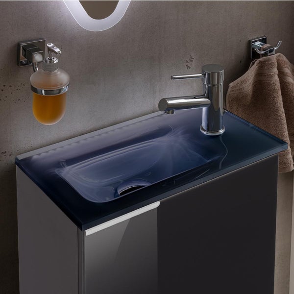Badezimmerwaschtisch mit Armatur, Seifenspender und Handtuchhalter