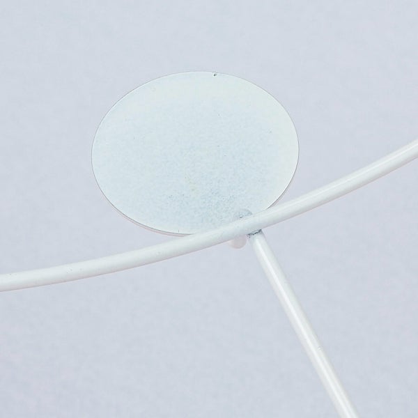 Detailansicht einer runden Halterung aus Draht