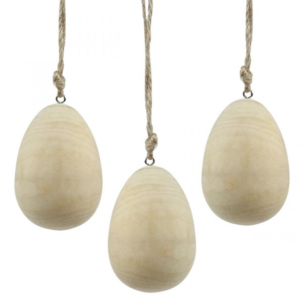 Drei hölzerne Ostereier mit Aufhängeschnur