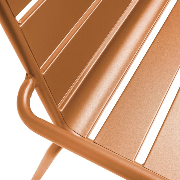 Nahaufnahme einer Gartenstuhl-Sitzfläche mit Metalllatten und einem runden Metallgestell.