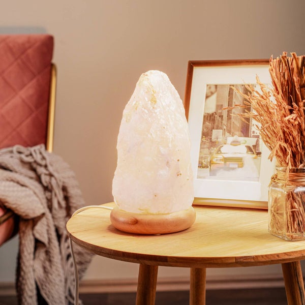 Detailaufnahme des Kabels einer Salzlampe mit Schalter