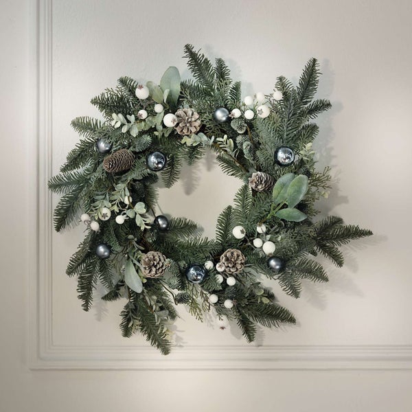 Dekorativer Weihnachtskranz mit Tannenzapfen und Kugeln
