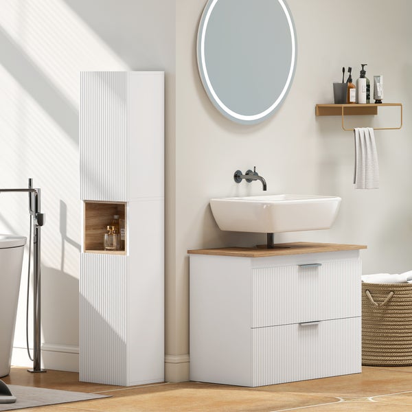 Modernes Badezimmermöbel Set mit Waschtischunterschrank in Rillenoptik, Holzplatte, Aufsatzbecken, Hochschrank mit Fach und rundem Spiegel beleuchtet.