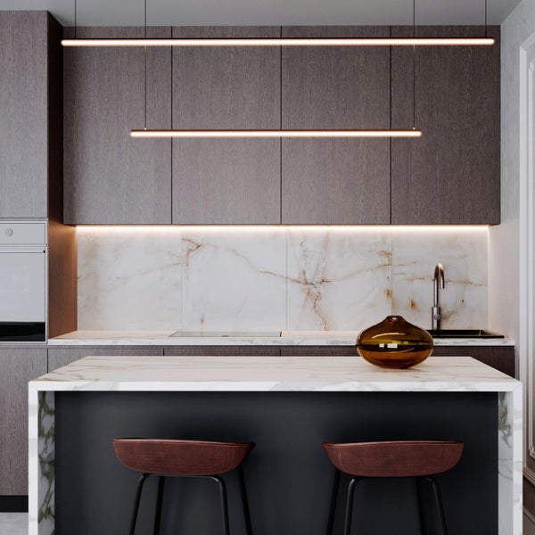 Moderne Küche mit Kücheninsel, Barhockern und linearen Pendelleuchten