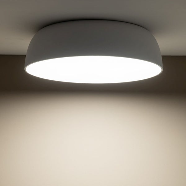 Graue Deckenleuchte spendet Licht im Raum.