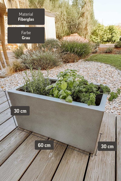 Rechteckiger grauer Pflanzkübel aus Fiberglas auf Holzterrasse mit Kräutern, Maße 60 mal 30 mal 30 Zentimeter.
