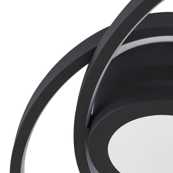 Detailansicht einer modernen schwarzen LED Deckenleuchte mit geschwungenen Metallringen und integriertem Leuchtmittel.