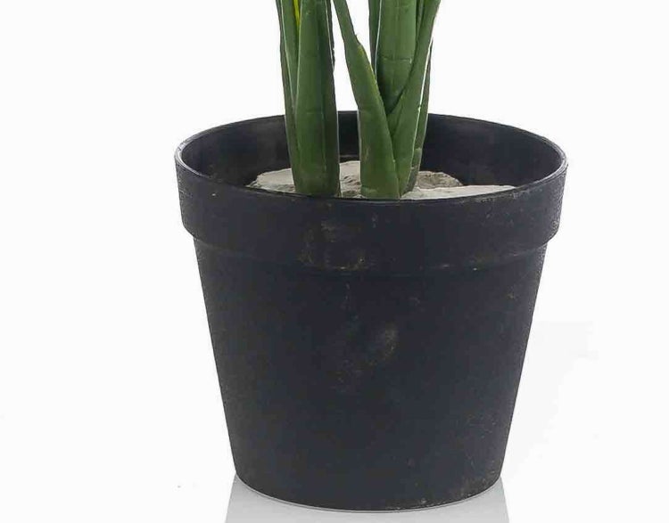 Schwarzer Blumentopf aus Kunststoff mit einer Kunstpflanze und hellen Ziersteinen.