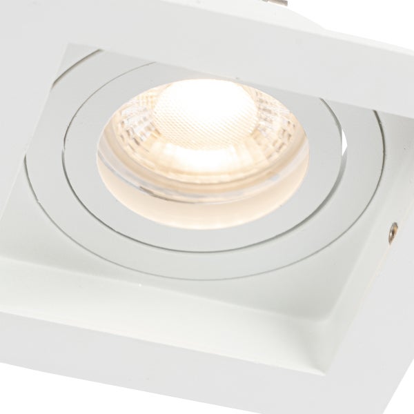 Quadratischer weißer Einbaustrahler mit einem runden, warm leuchtenden LED-Leuchtmittel.
