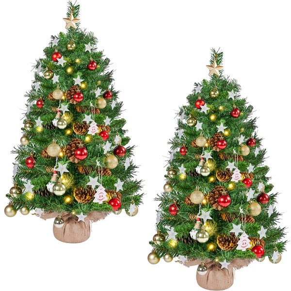 Zwei dekorierte Weihnachtsbäume mit Sternen, Kugeln und Lichtern