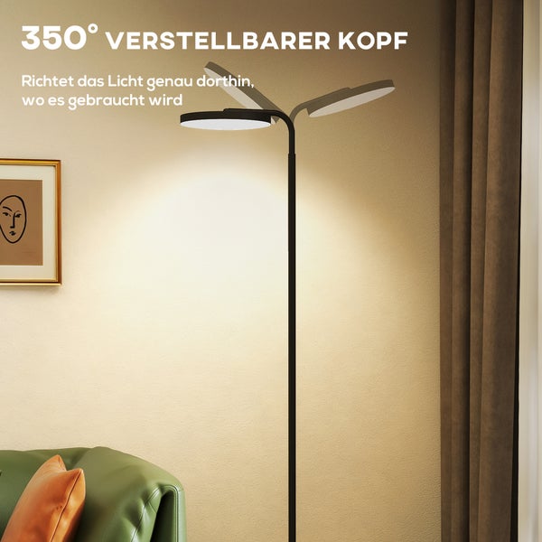 Stehlampe mit drei Leuchten und verstellbaren Köpfen im Wohnzimmer