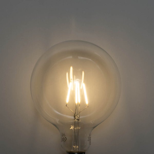 LED-Globeleuchtmittel aus Klarglas mit sichtbaren Filament-Leuchtfäden und E27-Sockel.