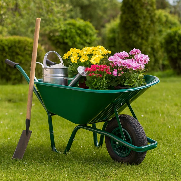 Gartenarbeitsszene mit Schubkarre, Blumen, Gießkanne und Spaten auf Rasen