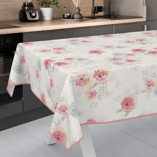 Küchenszene mit Tischdecke mit Rosenmuster