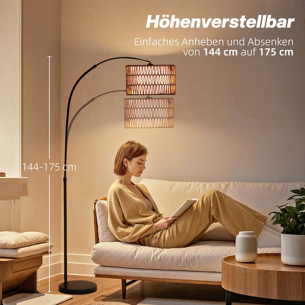 Höhenverstellbare Bogenlampe im Wohnzimmer mit einer Person auf einem Sofa, die ein Tablet benutzt.