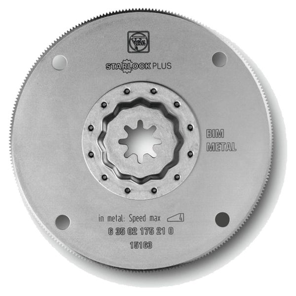 Rotes Wandregal mit einem darauf stehenden Objekt.