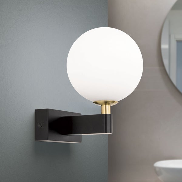 Moderne Wandleuchte mit kugelförmigem Leuchtenschirm und Wandhalterung im Badezimmer