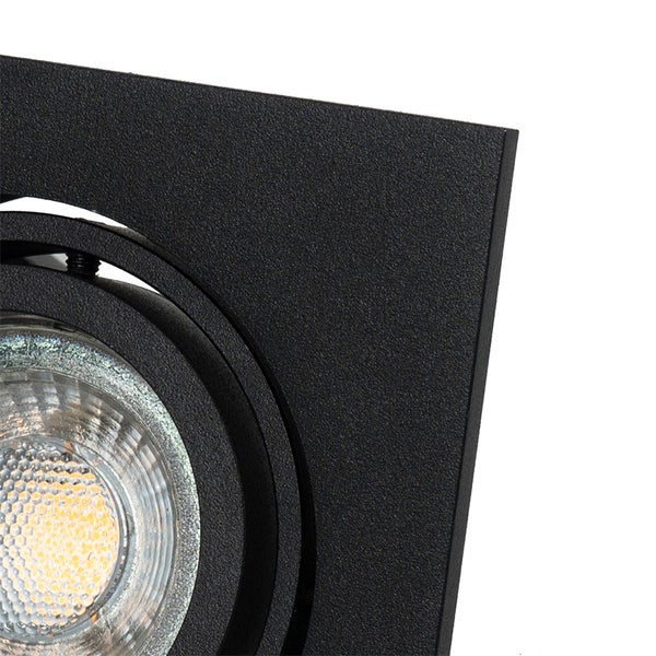 Quadratischer Einbaustrahler in Schwarz mit strukturierter Oberfläche und schwenkbarem Leuchtmittel.