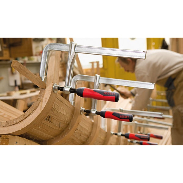 Holzwerkstück mit Schraubzwingen befestigt, Marke Bessey