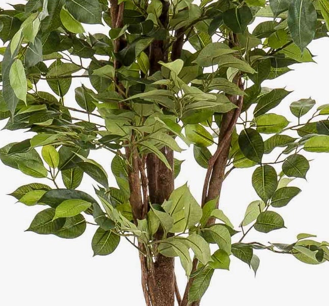 Detailansicht eines künstlichen Pflanzenstamms mit naturnahen Lianen in einem schwarzen Kunststofftopf.