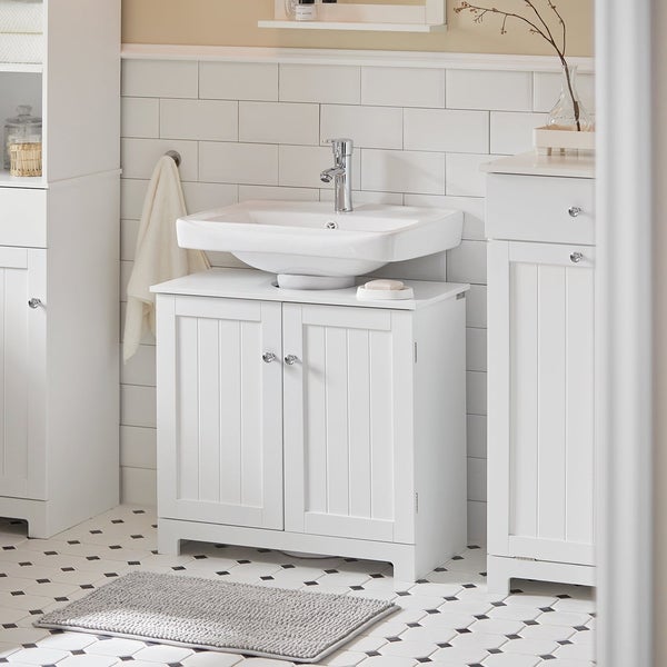 Badezimmerinterieur mit Waschbeckenunterschrank, Waschbecken und Badteppich