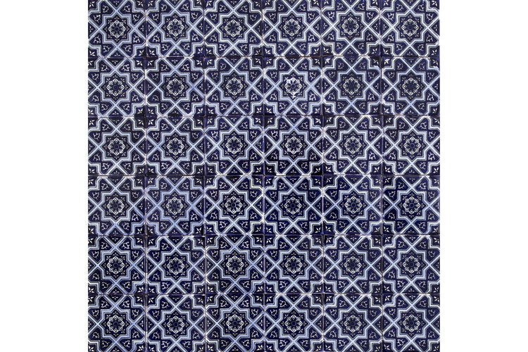 Fliesenwand mit geometrischem Muster für Wandgestaltung