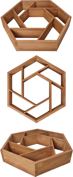 Sechseckiges Hochbeet aus Holz mit spiralförmigen Innenteilern für verschiedene Pflanzen.