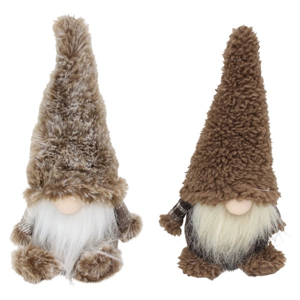 Zwei dekorative Wichtelfiguren mit flauschigen Mützen und Bärten als Weihnachtsdekoration
