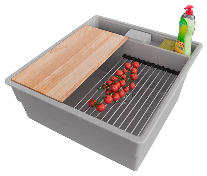 Spüle mit Abtropfgitter, Schneidebrett, Spülmittel und Tomaten
