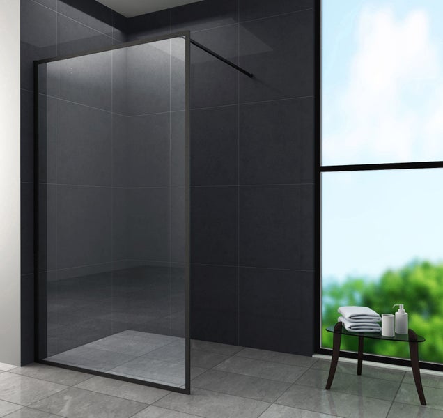 Beispiel eines Duschraums mit Duschwand, Handtüchern und Fenstern