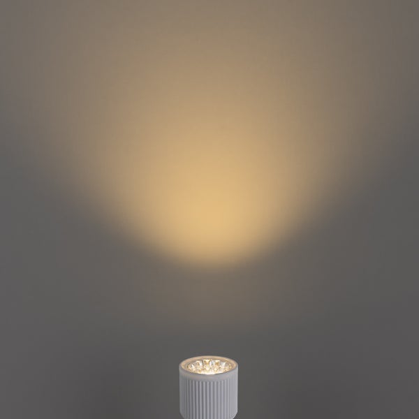LED-Leuchtmittel mit nach oben gerichtetem, warmweißem Lichtkegel.