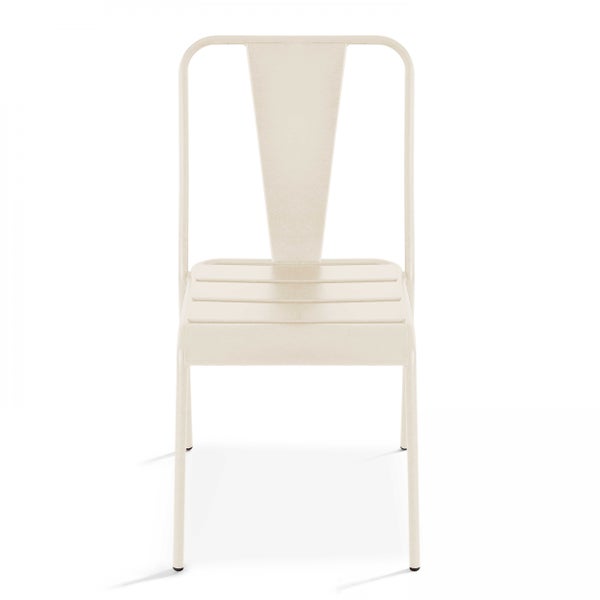 Cremefarbener Metallstuhl im Industrie-Stil mit Lattenrostsitz und breiter Rückenlehne.