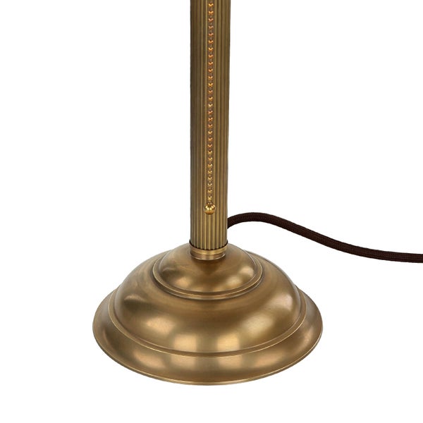 Detailaufnahme einer Tischleuchte mit Metallsockel