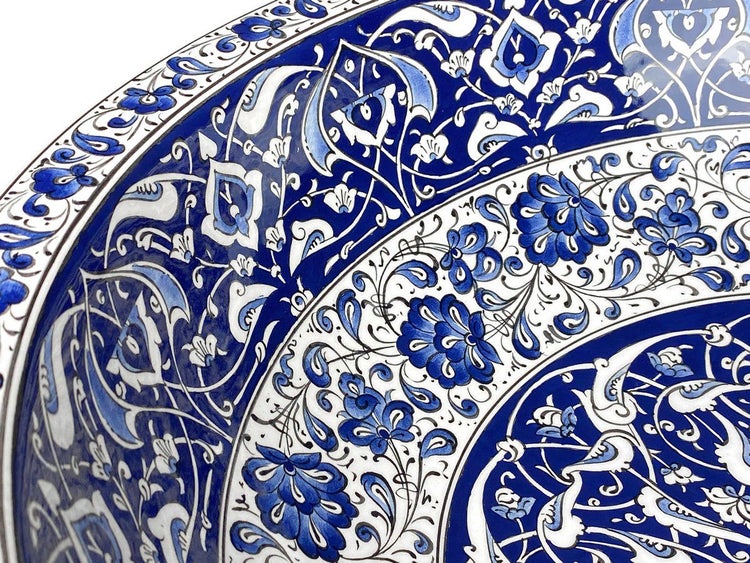 Dekorativer Teller mit blauem Blumenmuster