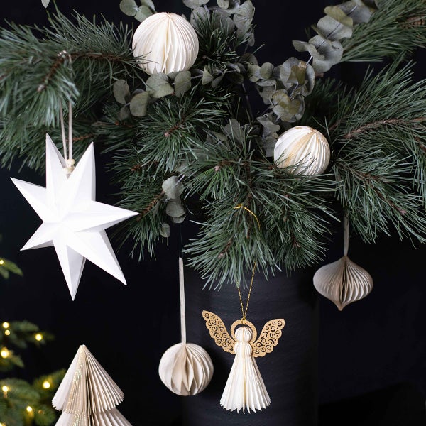 Dekorative Äste mit Papiersternen, Engel und Kugeln als Weihnachtsschmuck