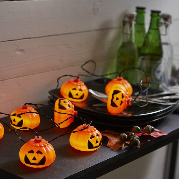 Dekorative Kürbis Lichterkette für Halloween auf einem Tisch