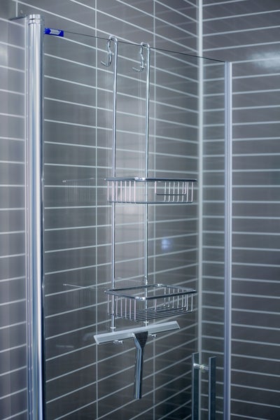 Duschregal zum Einhängen an die Glaswand mit zwei Körben und Duschabzieher in Chrom.